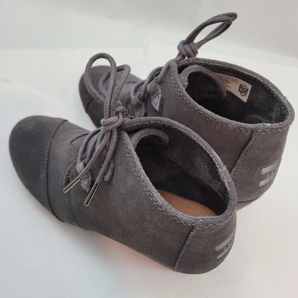 TOMS Desert Wedge 10012957 Grey Suede Lace Up Ankle Booties Womens 6.5 Excellent